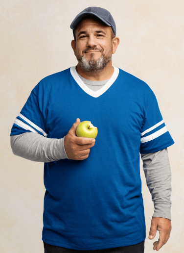 Hombre con NASH con cicatrización del hígado sosteniendo una manzana y sonriendo